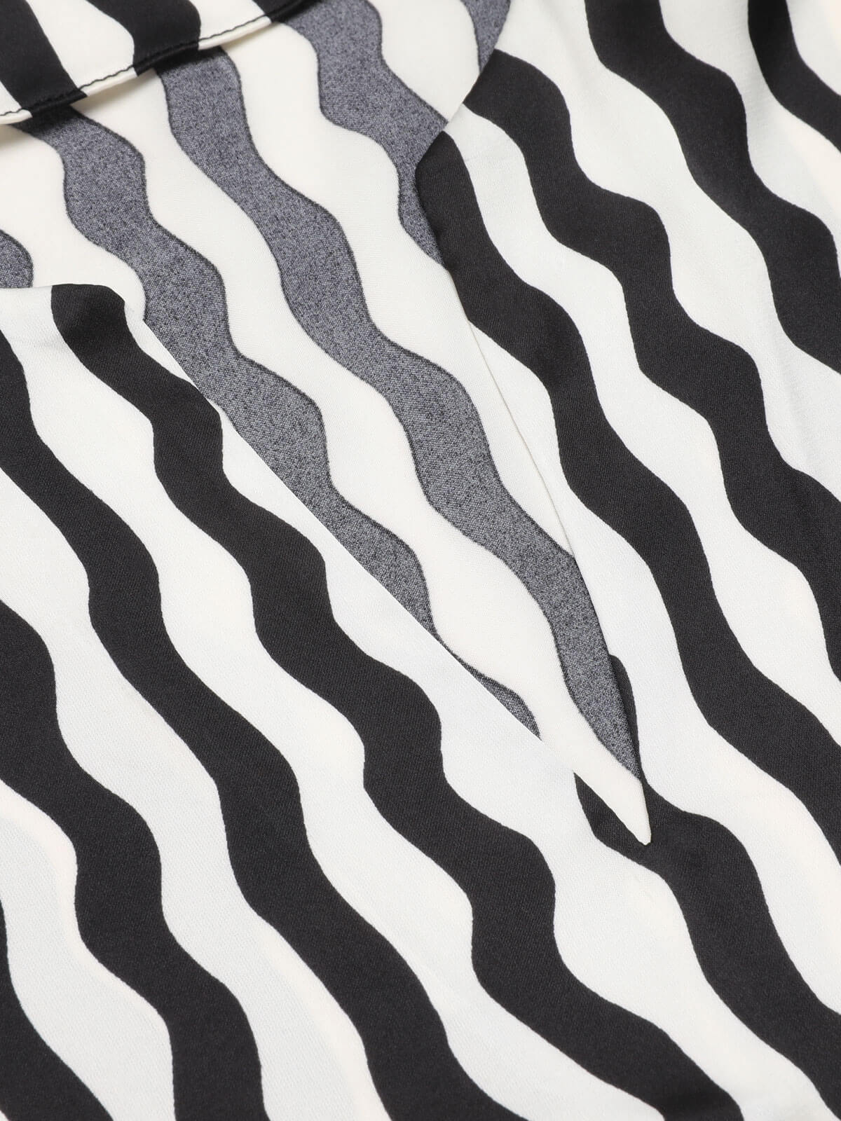 Black & White 1950s Curve Print Blouse - Image 7