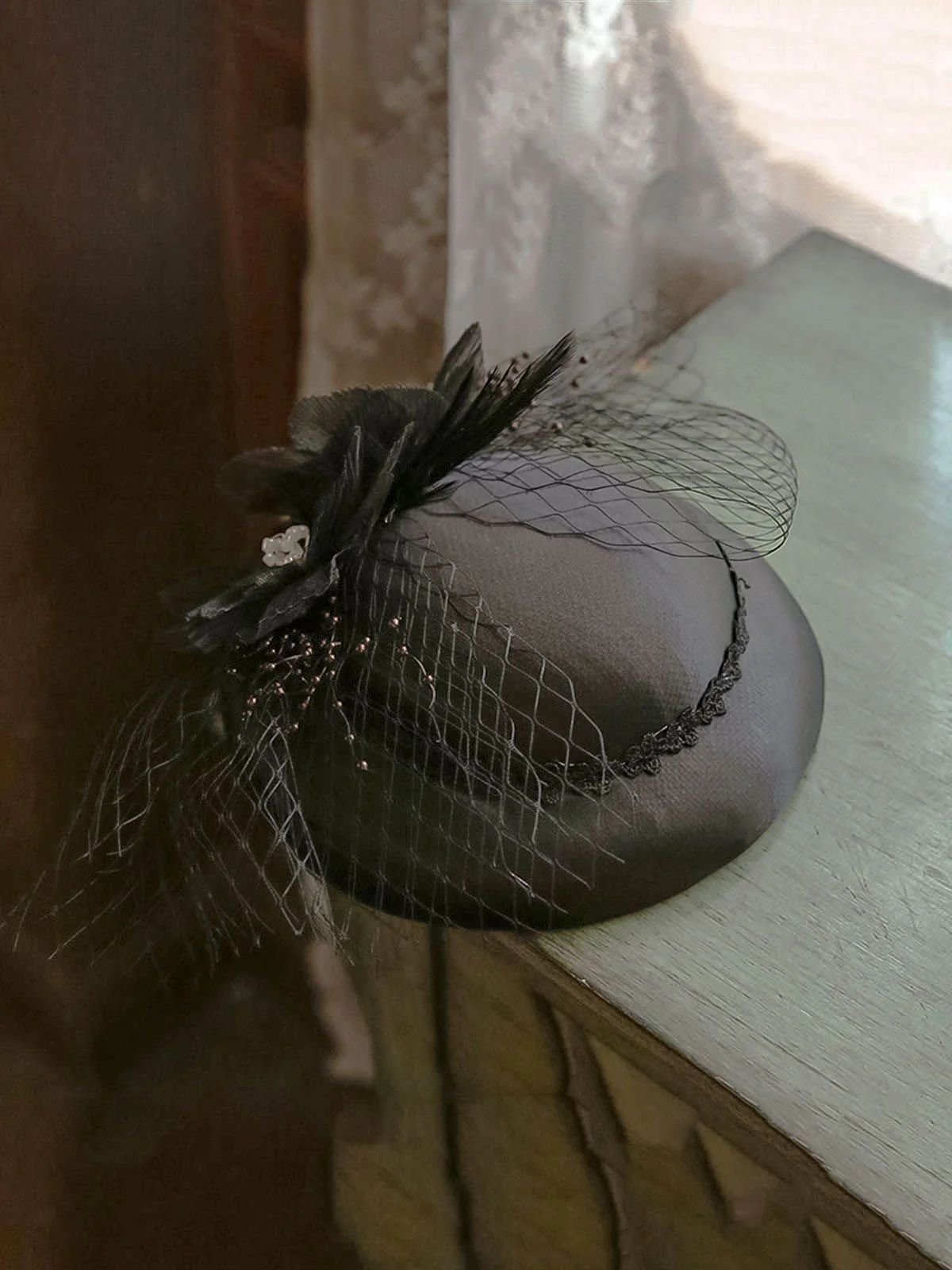 Retro Mesh Floral Feather Hat - Image 3