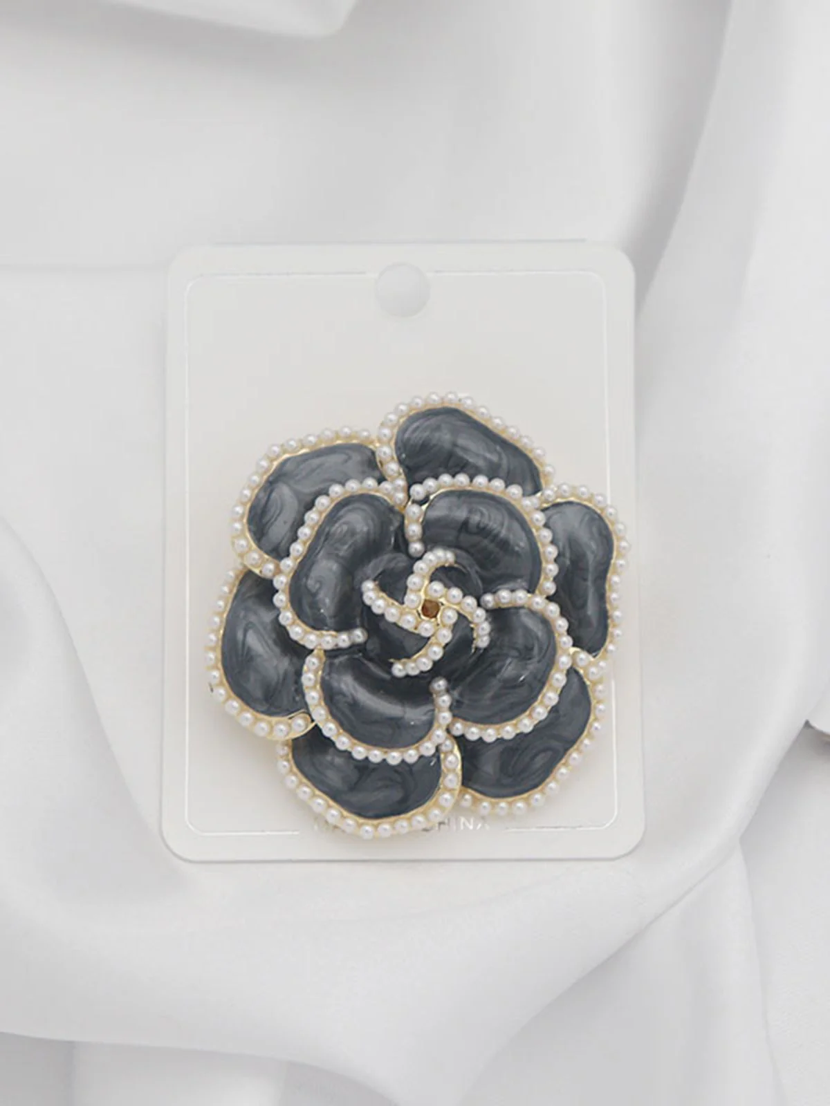 Retro Pearl Solid Floral Brooch - Image 4