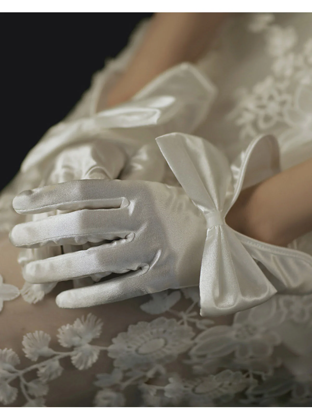 Retro Silky Bowknot Split Gloves - Image 4